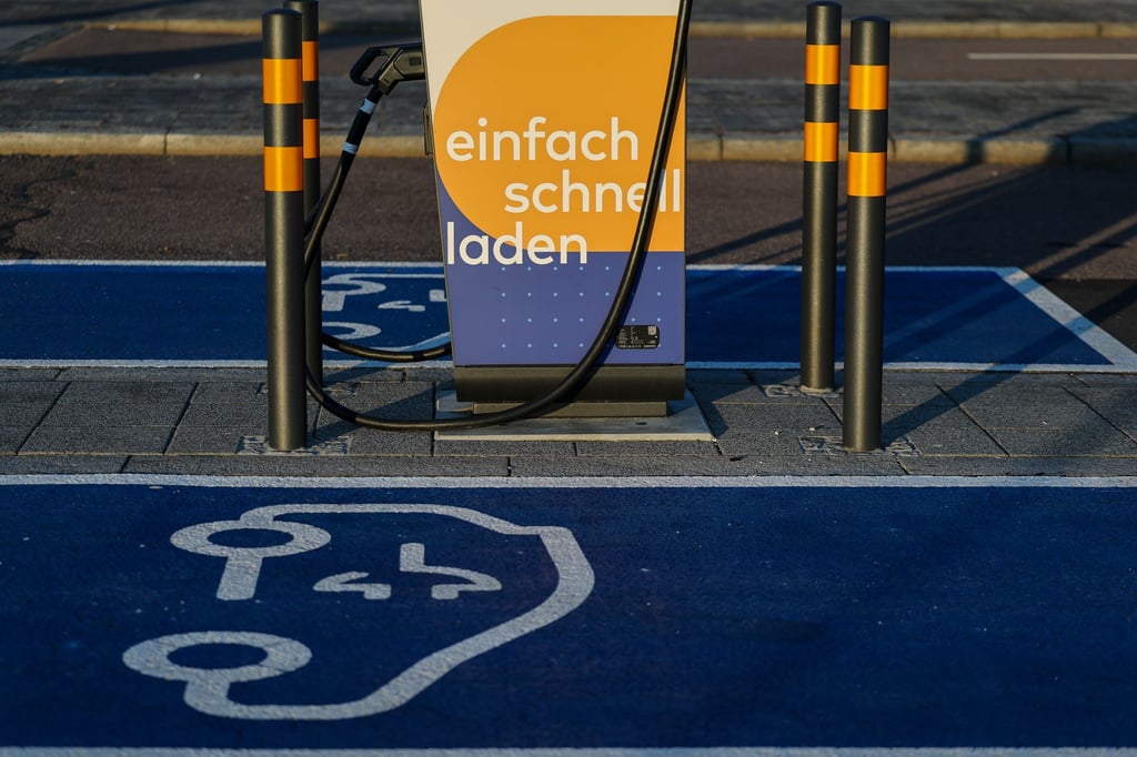 Eine Ladesäule am Flughafen Leipzig/Halle. Für Großstädter ohne eigenen Stellplatz ist das Laden eines E-Autos umständlicher und teurer als für Eigenheimbesitzer. (Symbolbild)