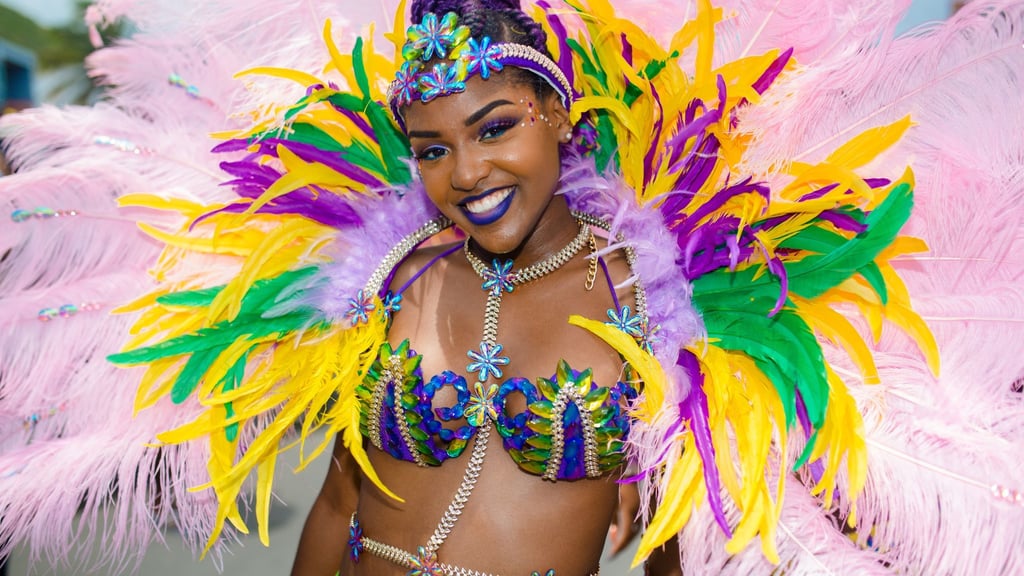 Bunt geschmückt und gut gelaunt: Karnevalistin in Sint Maarten.