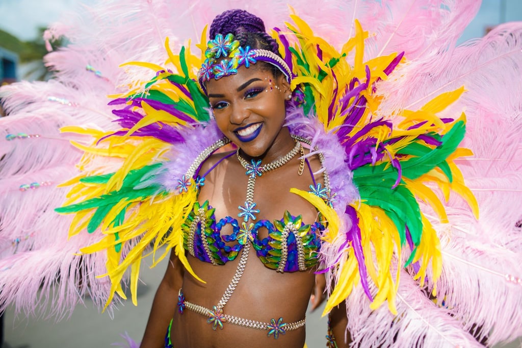 Bunt geschmückt und gut gelaunt: Karnevalistin in Sint Maarten.