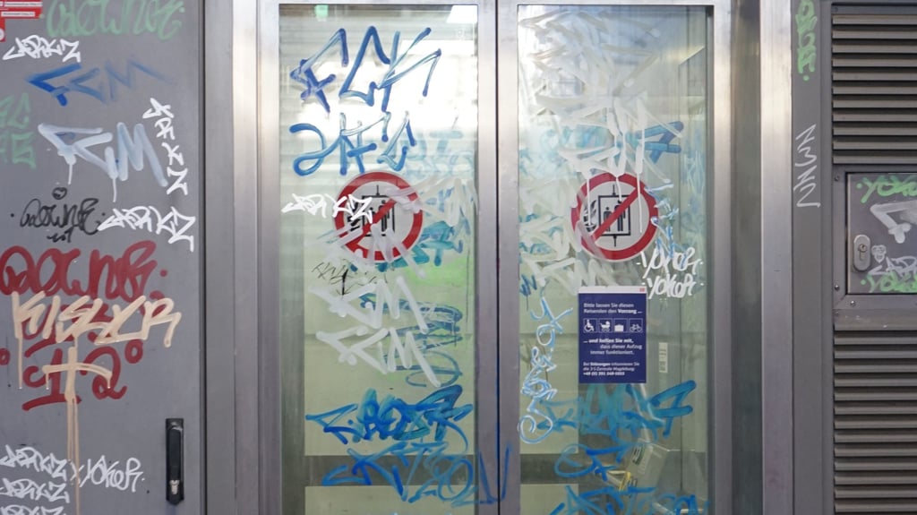 Wieder Graffiti am Bahnhof: Diesmal wurden die Sprayer auf frischer Tat ertappt.