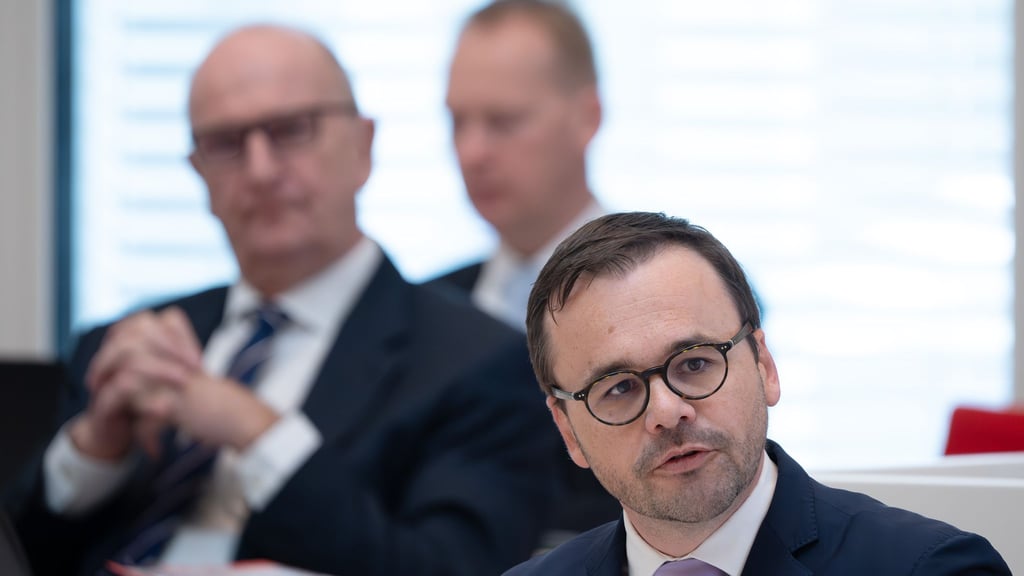 Die Verhandlungen über eine Koalition aus SPD und CDU sollen zügig beendet werden, sagt CDU-Fraktionschef Redmann (rechts). (Archivbild).