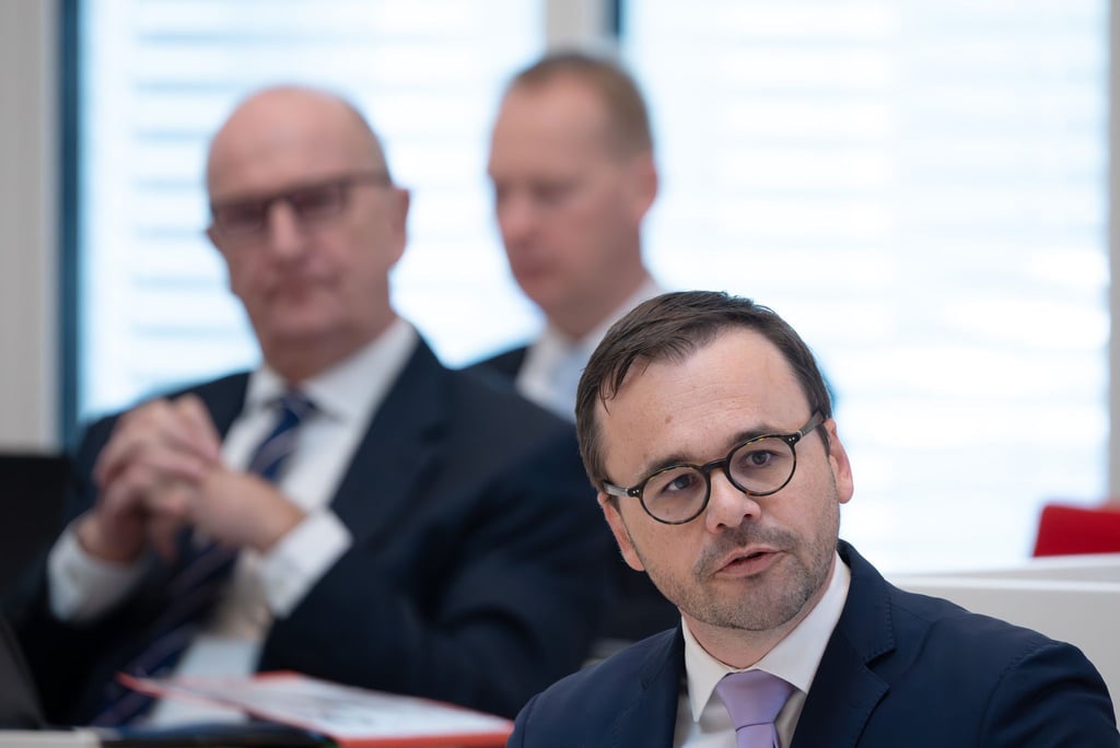 Die Verhandlungen über eine Koalition aus SPD und CDU sollen zügig beendet werden, sagt CDU-Fraktionschef Redmann (rechts). (Archivbild).