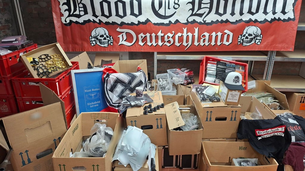 Von Schlagringen bis zu Fahnen reicht das sichergestellte Material.