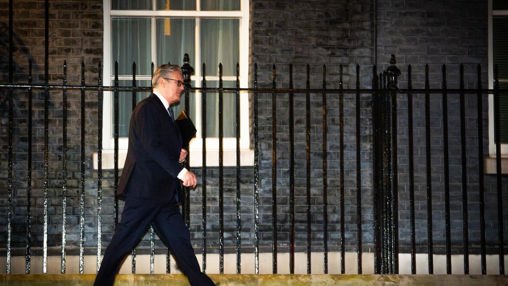 Premier Starmer gab sich vor seiner Fraktion kämpferisch - und bekam dafür viel Applaus.