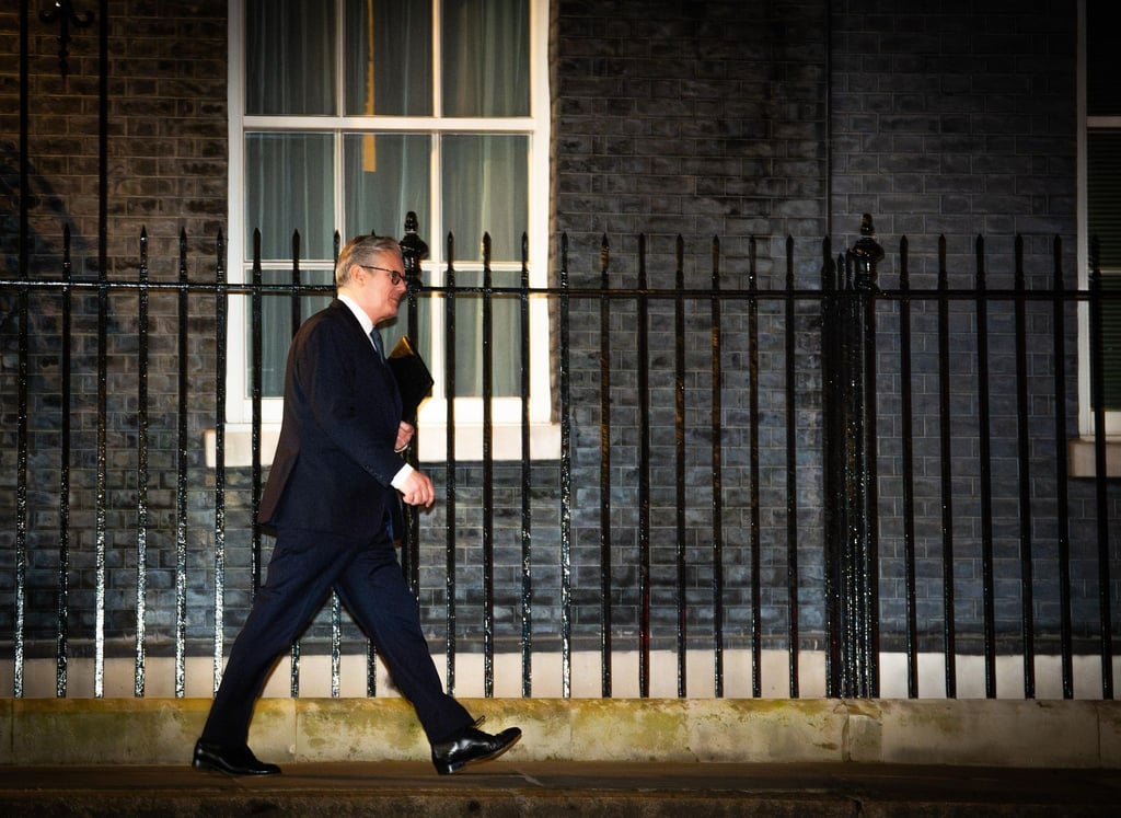 Premier Starmer gab sich vor seiner Fraktion kämpferisch - und bekam dafür viel Applaus.