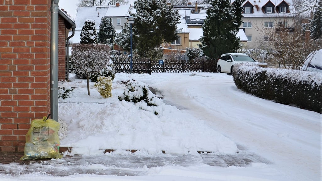 Gelbe Säcke, die wie sonst üblich direkt vor der Haustür eingesammelt wurden, bleiben im Zerbster Wäschke-Weg seit Jahresbeginn liegen.