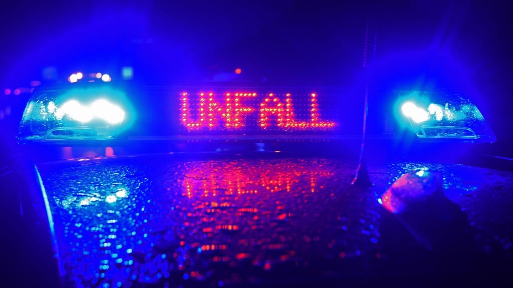 Im Landkreis Anhalt-Bitterfeld ist ein Autofahrer bei einem Unfall tödlich verletzt worden.