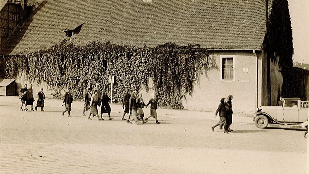 Zwangsarbeiterinnen der Mifa auf dem Weg ins Lager Bonnhöfchen. Weil ihnen aus rassistischen Gründen die Nutzung des Bürgersteigs untersagt war, mussten sie auf der Straße gehen.