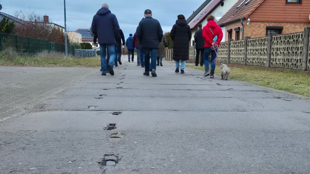 Beim Stadtrundgang mit der Volksstimme und Bürgermeisterin Dagmar Turian waren auch einige Anwohner dabei.