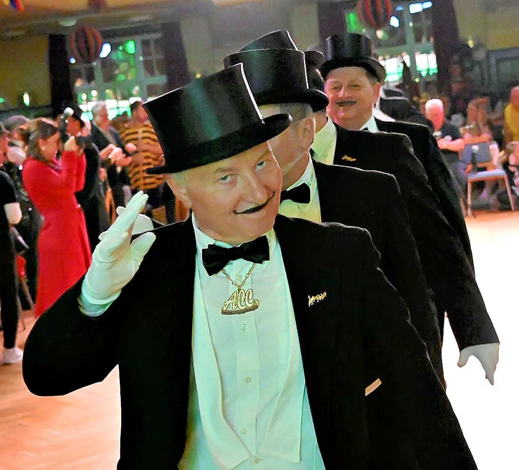 Einzug des Männerchors, bei dem am Ende die Vereinshymne „Ein schöner weißer Arsch“ nicht fehlen durfte.