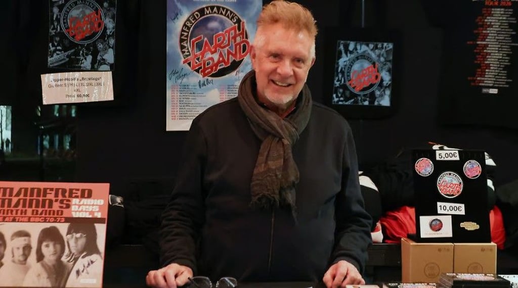 Vor dem Konzert seiner Earth Band im Steintor posiert Manfred Mann für die MZ noch mal am Merchandising-Stand.