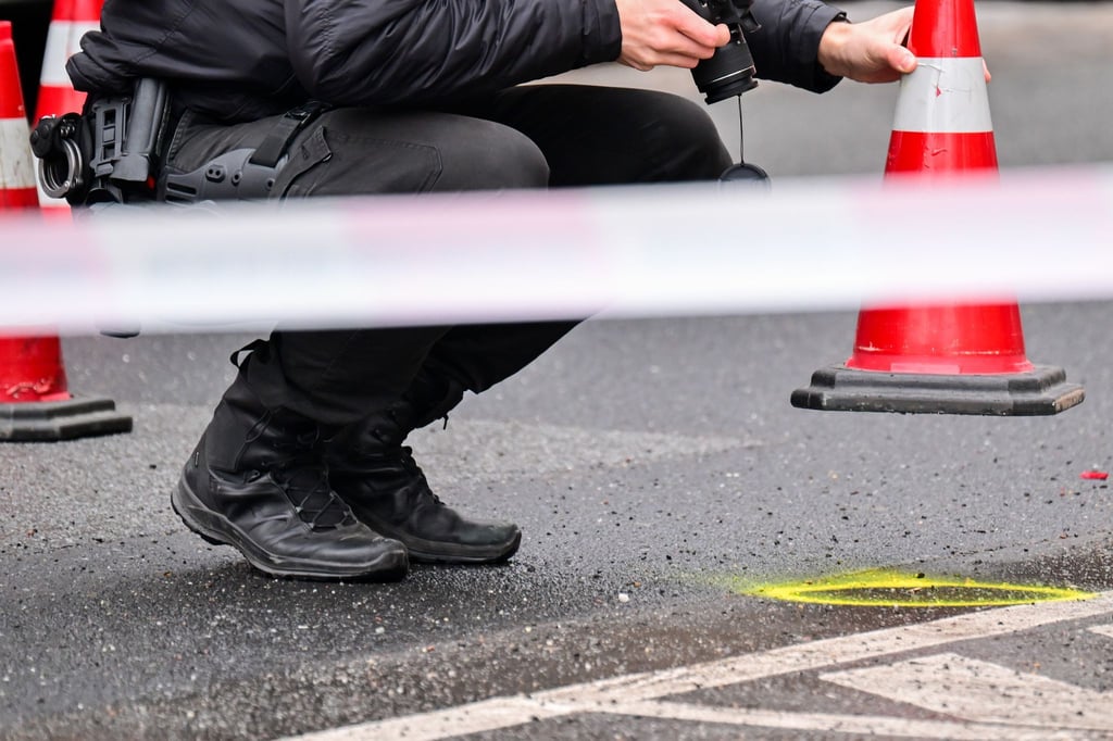 Die Polizei ermittelt nach Schüssen auf eine Shishabar in Berlin-Wedding. Hier bei der Sicherung von Spuren.