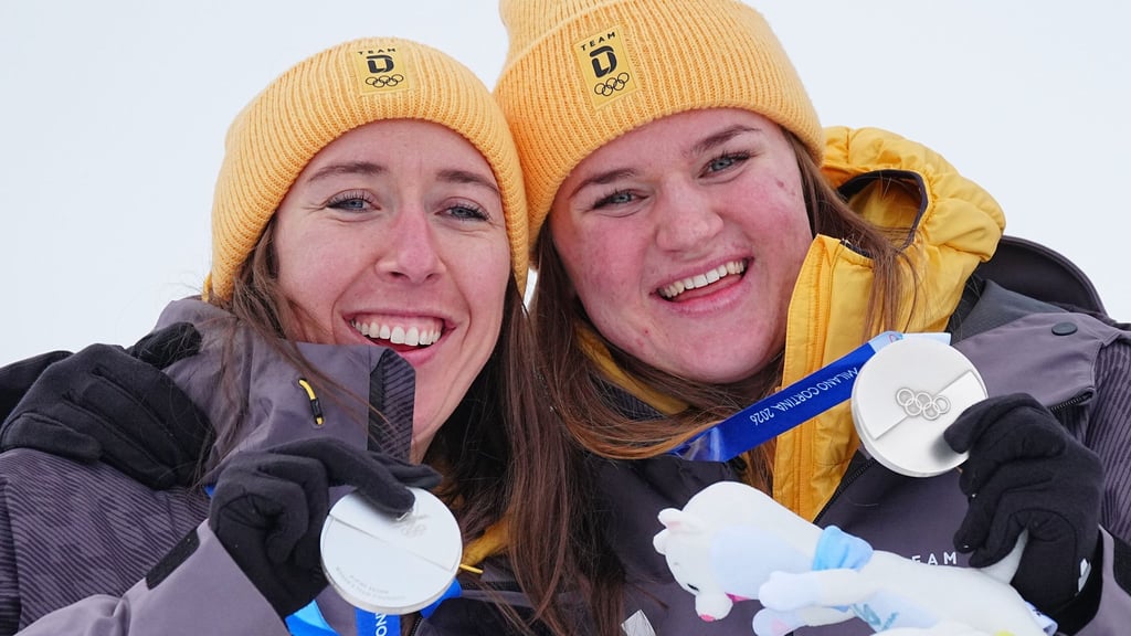 Kira Weidle-Winkelmann (links) jubelt zusammen mit Emma Aicher über Kombi-Silber.