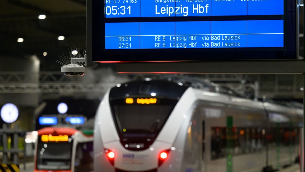 Auf der Bahnlinie Leipzig-Chemnitz sind seit Monatsbeginn neue Akkuzüge im Einsatz. Bis Juni sollen damit die bisherigen Dieselzüge auf der Strecke komplett abgelöst werden (Archivbild)