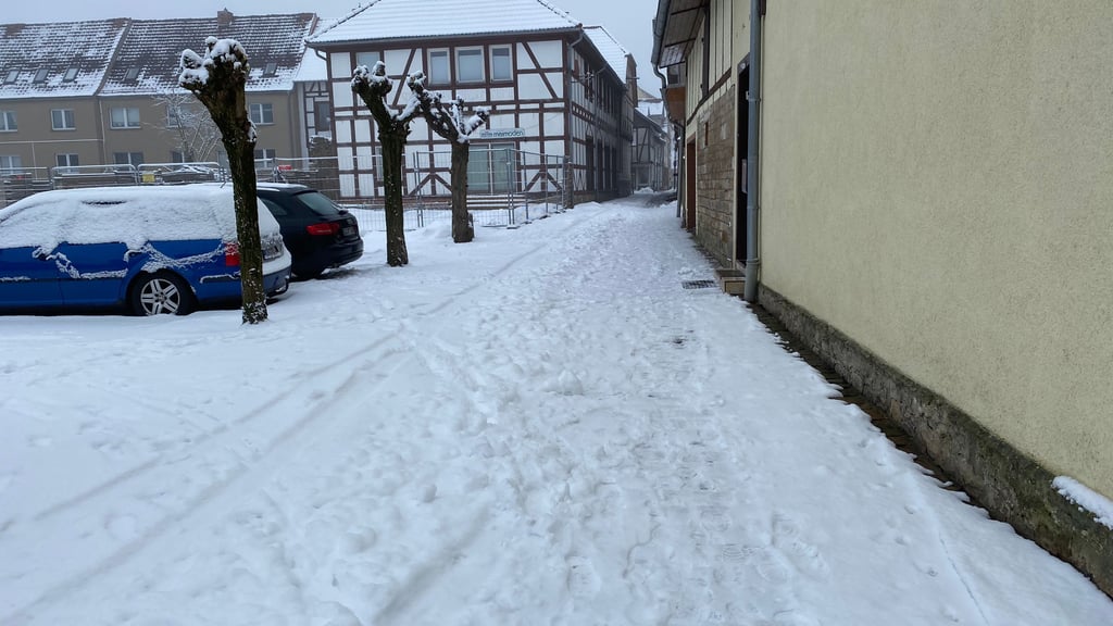 Hauptstraßen werden in der Regel vom Winterdienst der Kommunen geräumt. Gehwege und Seitentraßen wie hier in Oebisfelde Stadt sind Aufgabe der Anwohner.