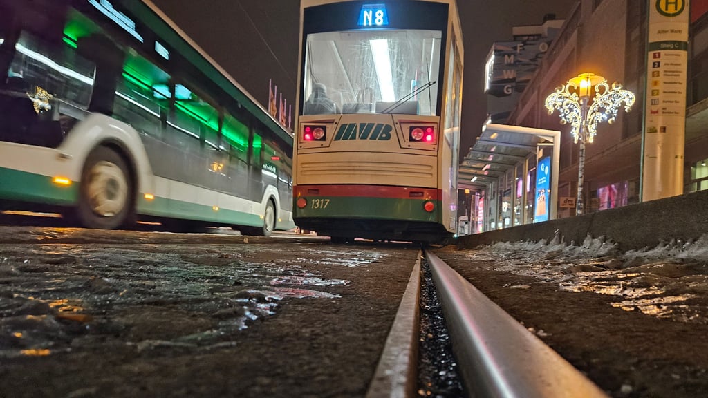 Blick auf die Haltestelle Alter Markt der Magdeburger Verkehrsbetriebe (MVB). 