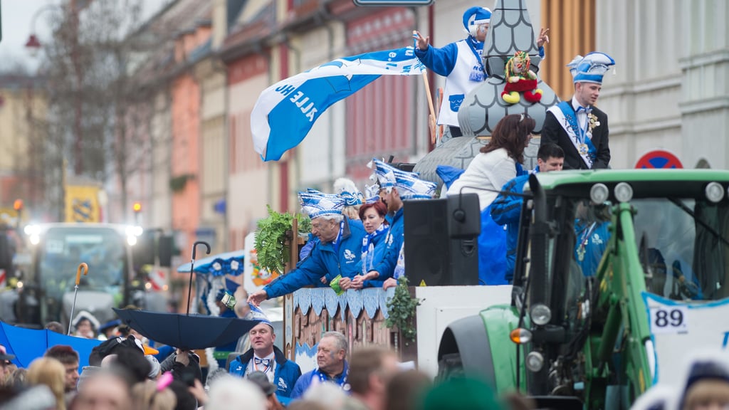 Traditioneller Karnevalsumzug in Köthen: Bunte Wagen und Garden im Livestream am 16. Februar 2026 ab 11.30 Uhr.