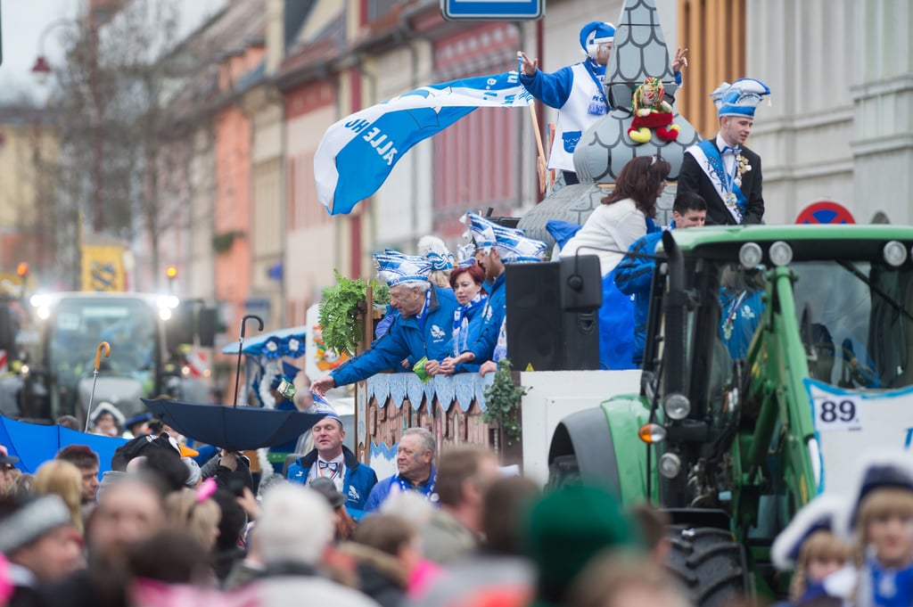 Traditioneller Karnevalsumzug in Köthen: Bunte Wagen und Garden im Livestream am 16. Februar 2026 ab 11.30 Uhr.
