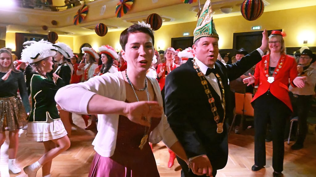 Das Prinzenpaar Katja I. und Ralf III. marschiert in den Saal ein.