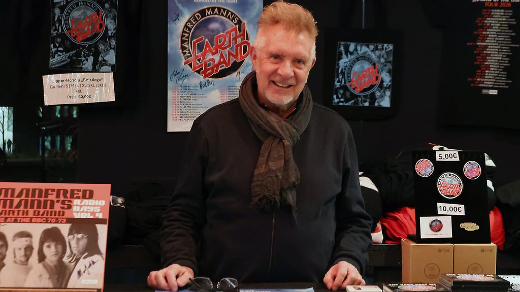 Vor dem Konzert seiner Earth Band im Steintor posiert Manfred Mann für die MZ noch mal am Merchandising-Stand.