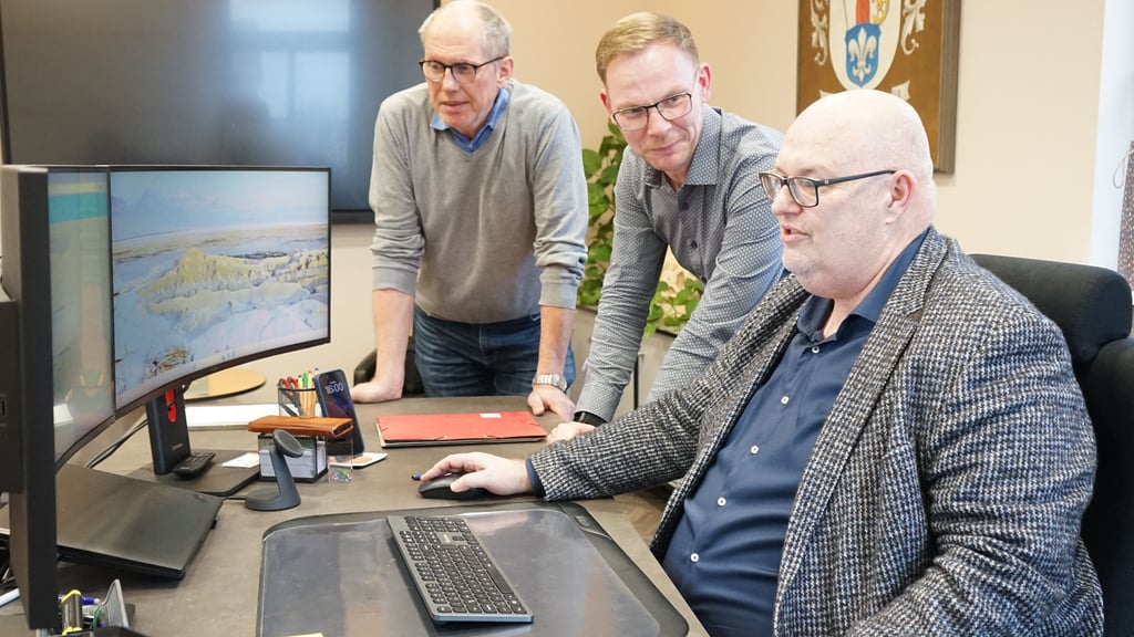 Die Arbeit am Bildschirm betrifft mittlerweile alle Bereiche. Deshalb arbeiten Bürgermeister Mike Steffens (v.r.), IT-Experte David Bindemann und Fachdienstleiter Frank Senkel mit Hochdruck an der Digitalisierung.