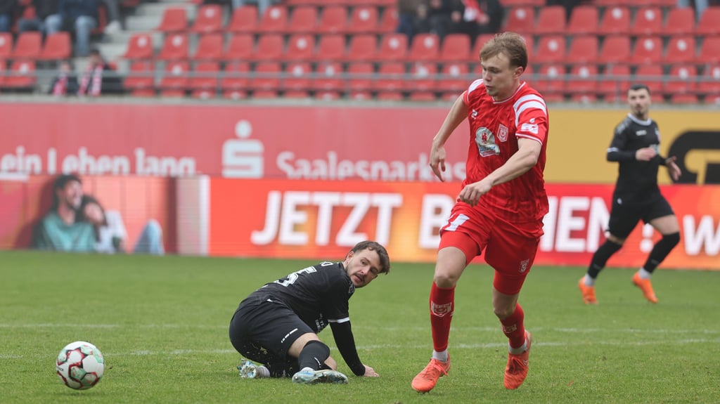 Kilian Zaruba (r.) spielte gegen Erfurt aufmerksam.