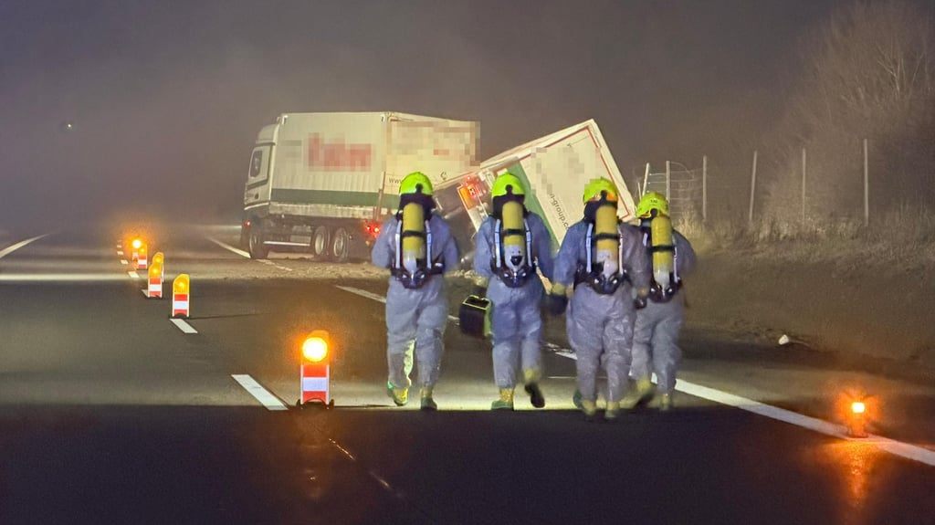 Auf der A36 bei Blankenburg ist ein Gefahrguttransporter von der Straße abgekommen. Unter Vollschutz rückten Feuerwehrkameraden zum verunfallten Lkw vor, um mögliche Schadstoffe zu messen.