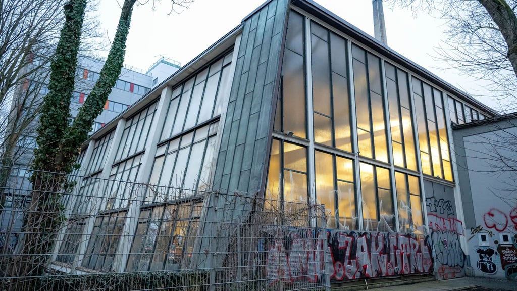 Über die Glasfront einer Halle der Hochschule Bremen geht viel Wärme verloren.