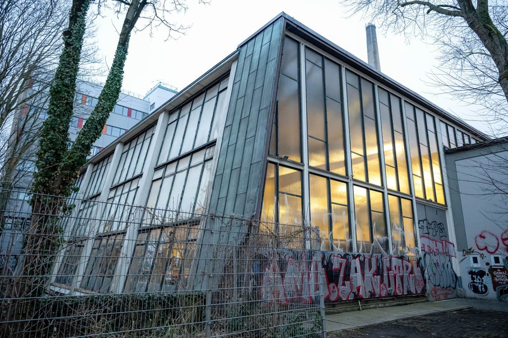 Über die Glasfront einer Halle der Hochschule Bremen geht viel Wärme verloren.