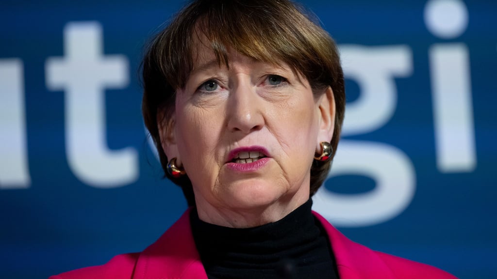 VDA-Chefin Hildegard Müller warnt vor weiteren Stellenverlagerungen der Autoindustrie ins Ausland. (Archivbild)