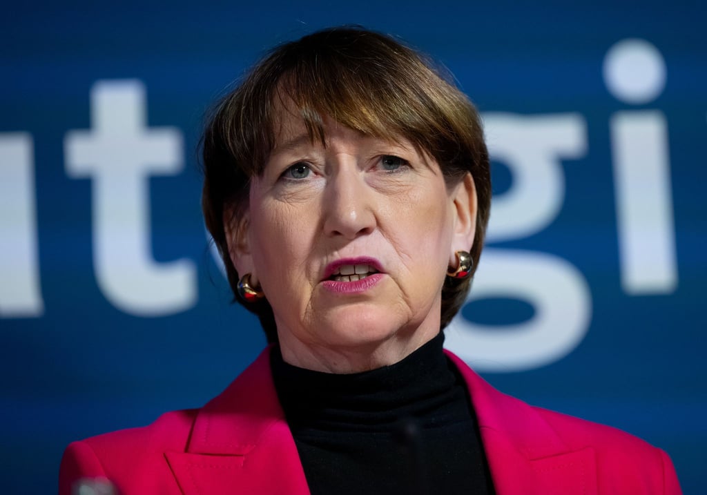 VDA-Chefin Hildegard Müller warnt vor weiteren Stellenverlagerungen der Autoindustrie ins Ausland. (Archivbild)