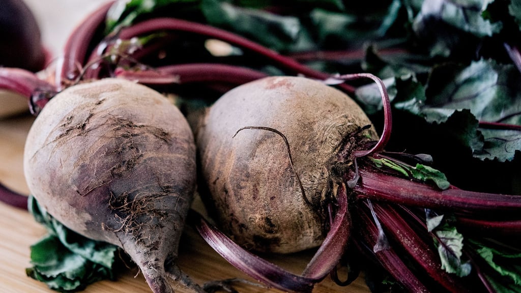 Vom Kellerkind zum Küchentrend: Rote Bete ist kein stiller Begleiter mehr. Beim Einkauf gilt: Kleine Knollen sind milder im Geschmack, große erdiger.