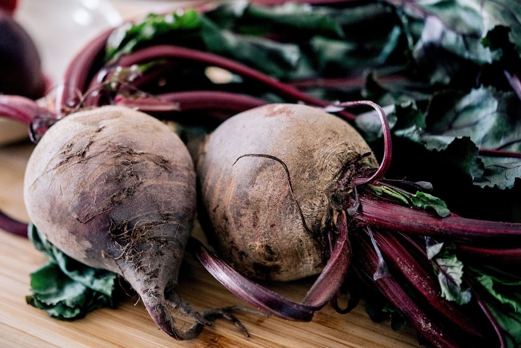 Vom Kellerkind zum Küchentrend: Rote Bete ist kein stiller Begleiter mehr. Beim Einkauf gilt: Kleine Knollen sind milder im Geschmack, große erdiger.