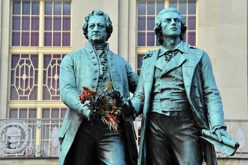 Verband sie mehr als nur eine tiefe Freundschaft? Diese Frage kommt mit Blick auf die Dichter Goethe und Schiller immer wieder auf. (Archivbild)