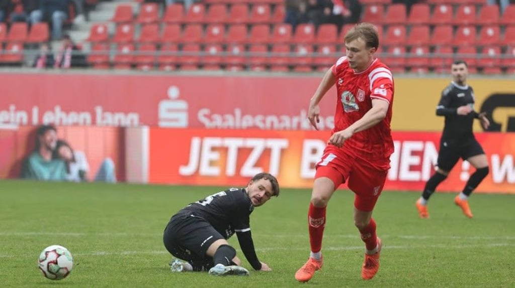 Kilian Zaruba (r.) spielte gegen Erfurt aufmerksam.