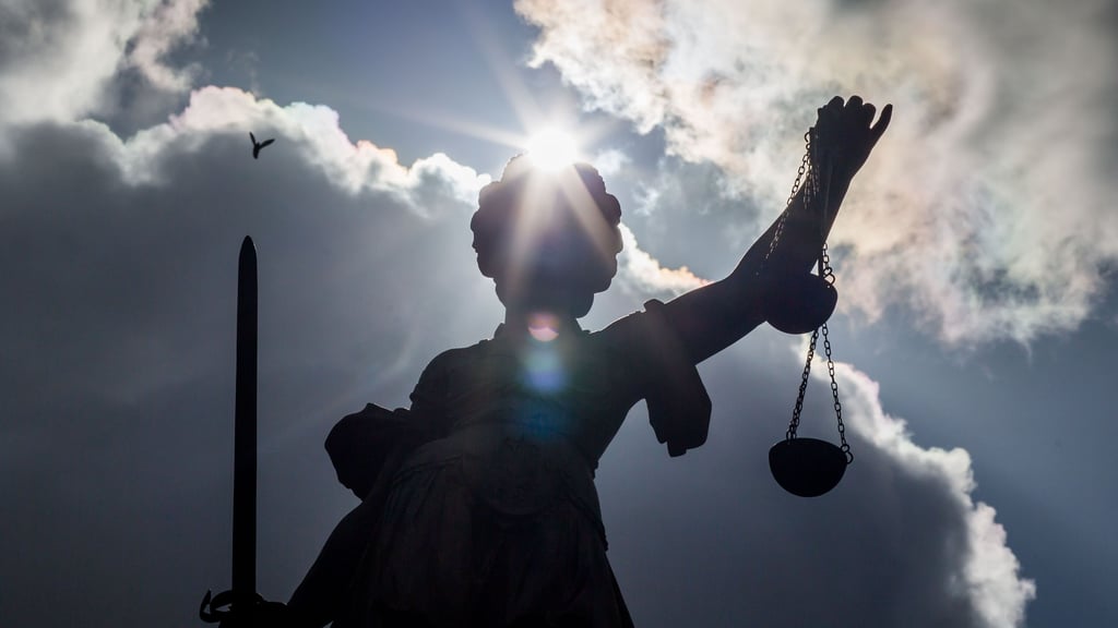 In Insel bei Stendal wurde ein 81-Jähriger nach einem Verkehrsunfall von Trümmern eines Zaunpfahls erschlagen.