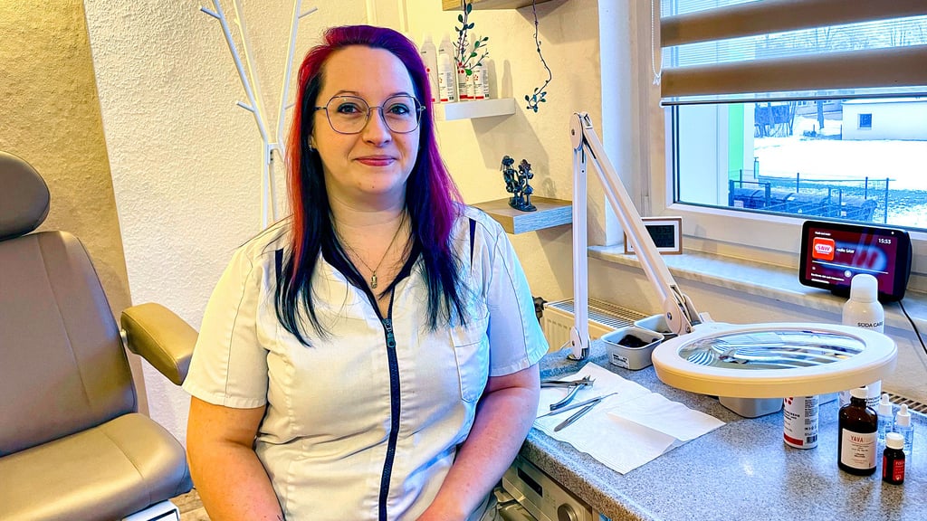 Alexandra Splinter (34) betreibt in Bad Dürrenberg einen Kosmetik- und Fußpflegesalon und startet nun die Podologie-Ausbildung in Leipzig. Ab 2028 will sie helfen – doch Personal fehlt.