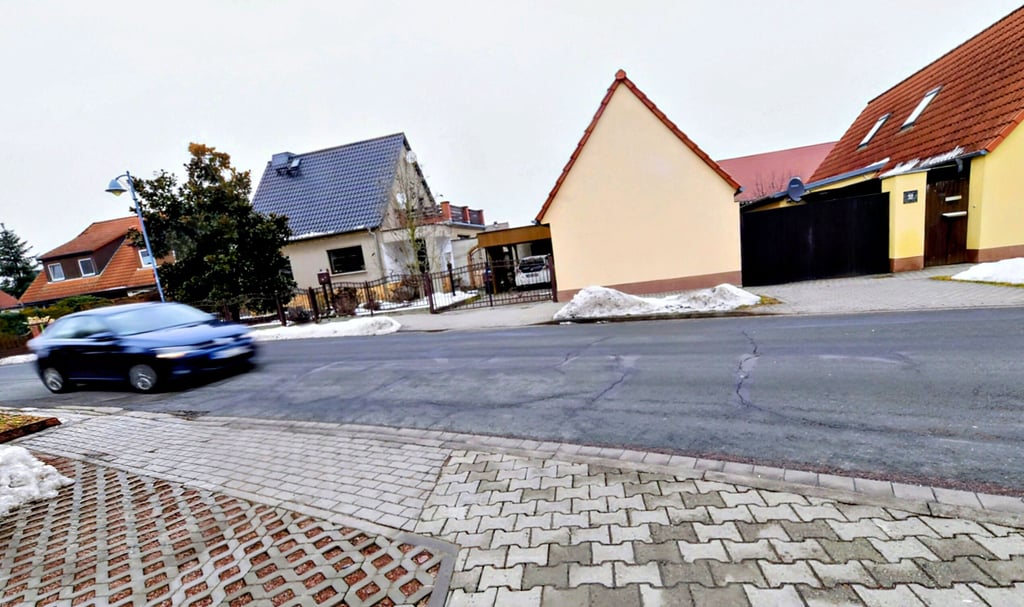 Autos, die  aus Richtung Osternienburg kommen, sind erst unmittelbar am Parkplatz vor der Kita in Elsnigk zu sehen. 