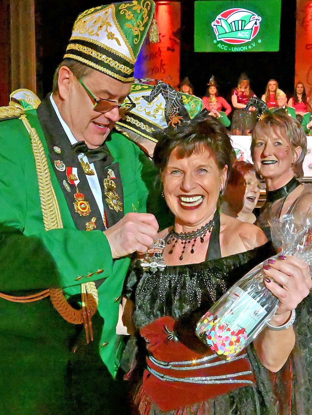 Katrin Eckstein (vorn), Heike Lingelbach (2. v. r.) und Martina Knortz (re.) wurden für 25 Jahre im ACC ausgezeichnet.