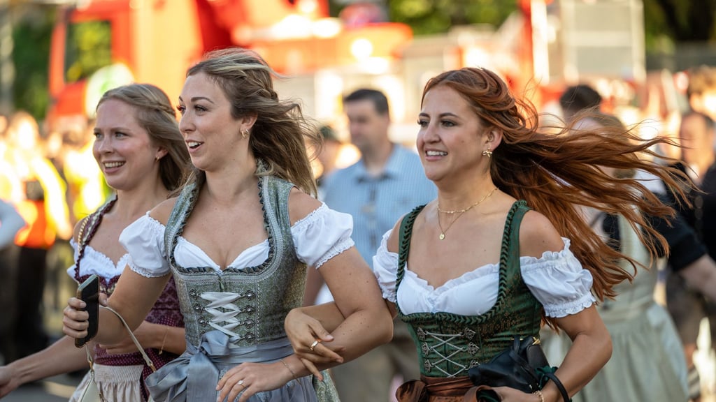 Eintritt fürs Oktoberfest? Laut einer Umfrage haben viele Deutsche damit kein grundsätzliches Problem. (Illustration)