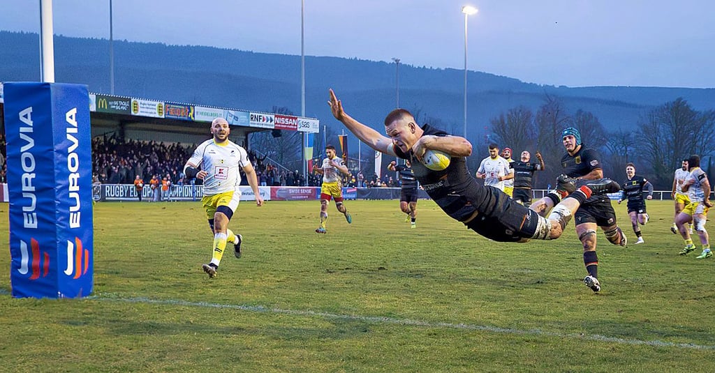 Schwarzer Adler flieg: Leo Wolf (Deutschland) springt in das Malfeld der Rumänen und legt damit den entscheidenden Versuch zum  Sieg in der  Rugby Europe Championship über Rumänien am Sonntag.