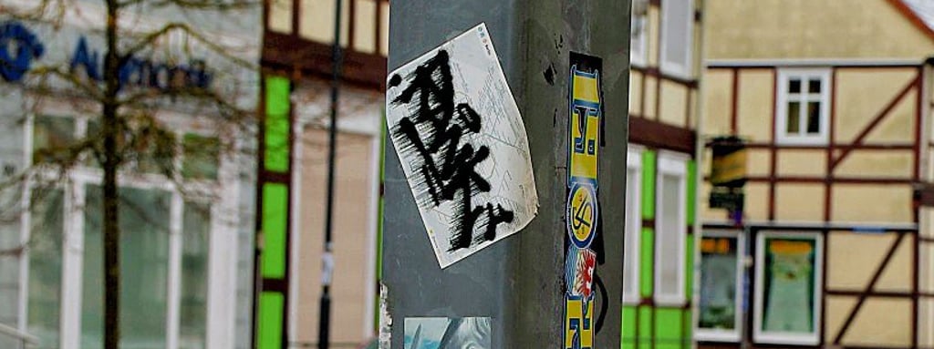 Einige Pfosten in der Arendseer Innenstadt sind förmlich mit Aufklebern übersät. 