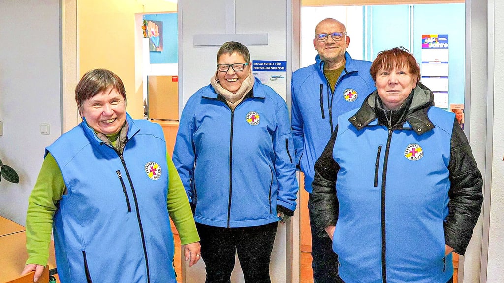 Sie sind Teil des Teams der Bahnhofsmission in Stendal (von links): Karin Fischer, Manuela Krüger,  Thomas Barniske und Angelika Muth. Sie sind in ihren blauen Jacken auf dem Bahnsteig zu erkennen. 