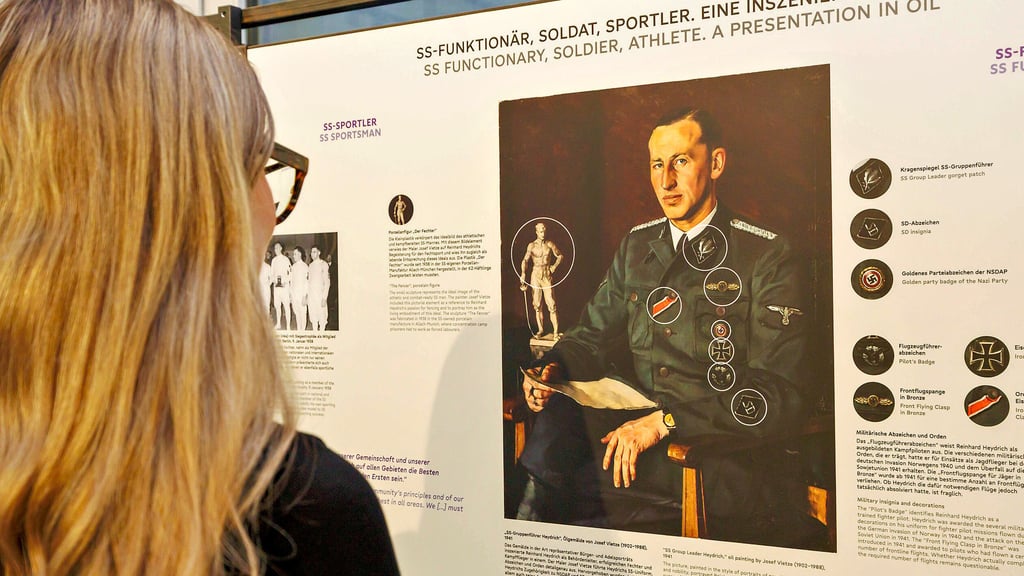 Das Propagandabild von 1941 zeigt Reinhard Heydrich als idealtypischen Deutschen, zu sehen in der Ausstellung in Halle.