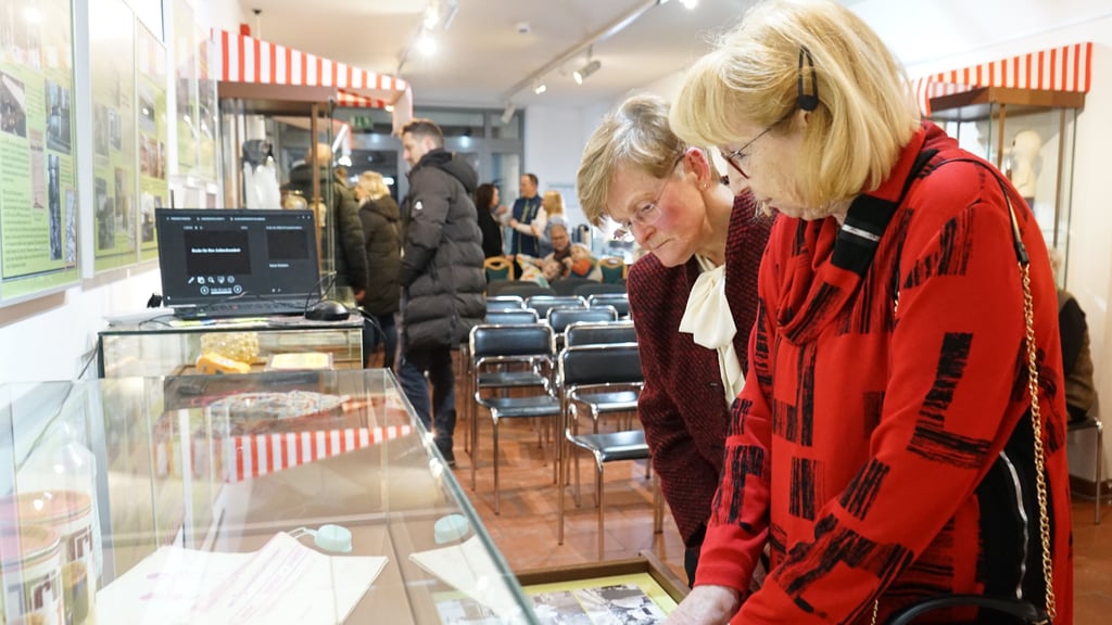 Wie Heidrun Schulze und Sabine Mally schauen sich viele Wolmirstedter gern die regionalen Ausstellungen des Museums an.