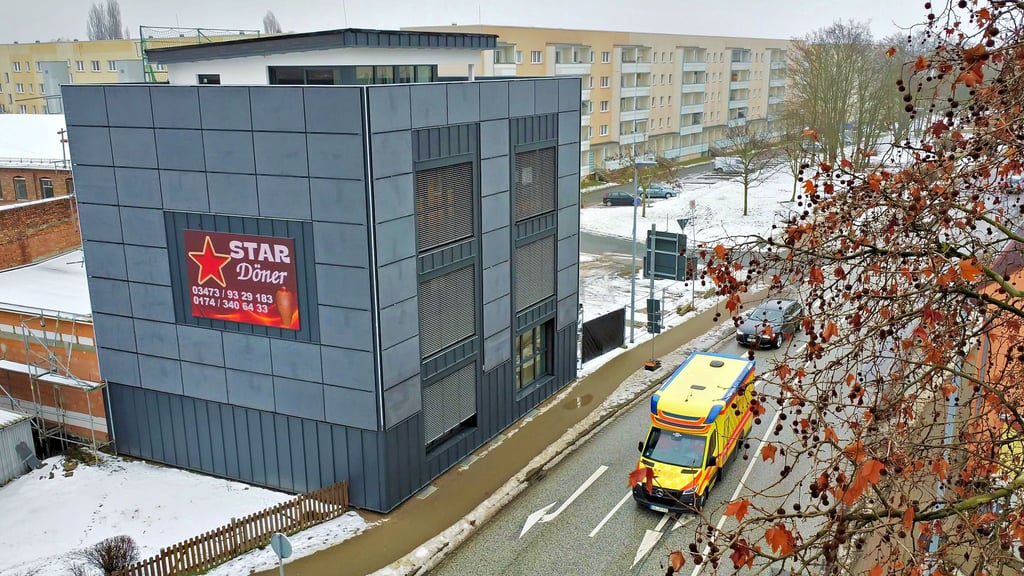 Jahrelang war es eine Baustelle, nun ist das Haus an der Ecke Eislebener Straße/Mehringer Straße nahezu fertig saniert. Vor allem die schwarze Photovoltaikfassade und die LED-Bildschirme machen es zu einem Unikat in der Stadt.