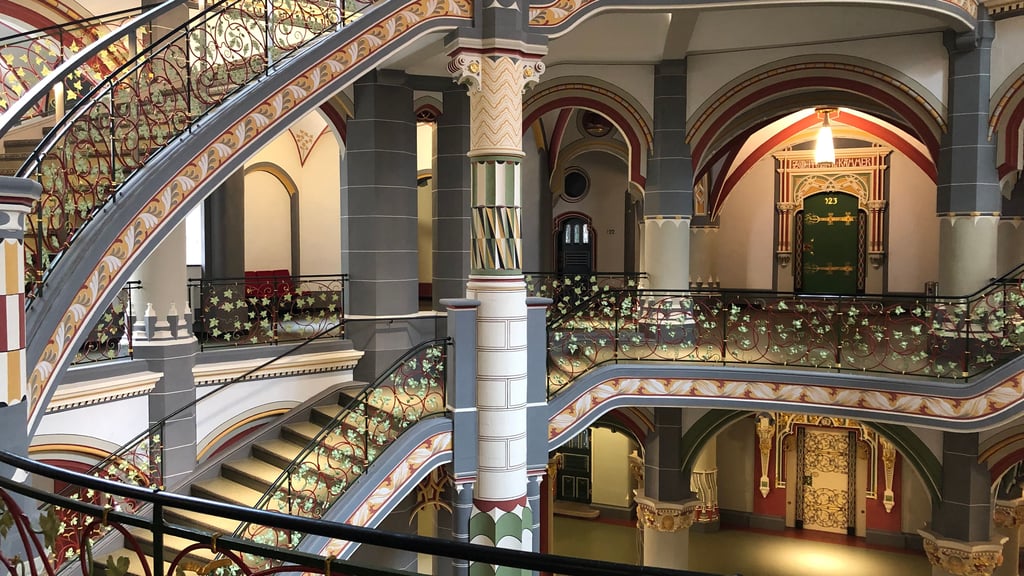 Blick ins Landgericht Halle - hinter einer der Türen sollte gegen den 35-Jährigen verhandelt werden.