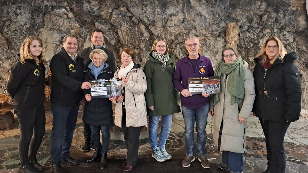 Julia Schumann und Thomas Schult überreichten ihren Spendenscheck an Annette Klaue, Petra Albrecht und André Weber (hinten) vom Kinderschutzbund Harz (von links). Die Sängerinnen Melanie Müller, Inga Volkmann und Miriam Stoor von LaBaZi (von rechts) übergaben 750 Euro an Thorsten Wiesener von der Notfallseelsorge Wernigerode.