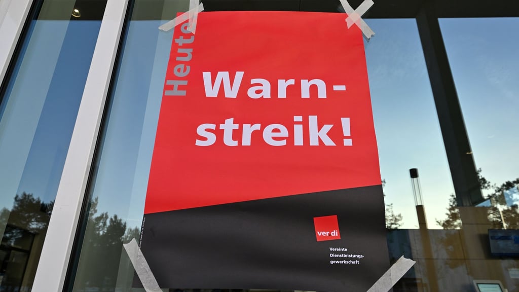 Beschäftigte von Hochschulen, Schulen und Schulhorten legten in Thüringen befristet ihre Arbeit nieder.