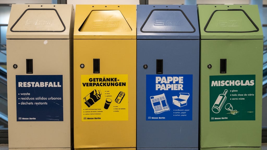 Papier und Pappe gehören in die Blaue Tonne, logisch. Doch was ist mit Kassenbons, beschichtetem Papier oder Hygieneartikeln? Und dürfen Trinkgläser ins Altglas?
